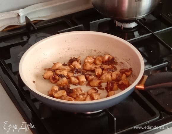 На данном этапе добавляем соевый соус. Здесь самое главное, чтобы мясо птицы полностью впитало соус в себя и приобрело золотисто-жженый цвет.
