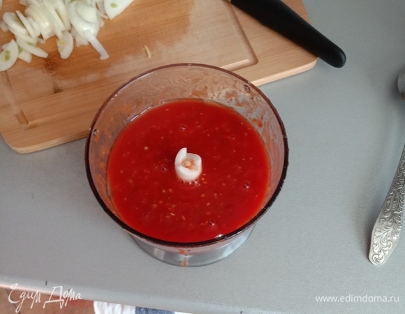 Соус сделать не проблема. В емкость для блендера добавляем томаты в собственном соку, аджику, сахарный песок, соль, перец по вкусу, кориандр, немного выжатого лимонного сока, зубчики чеснока, сушенные базилик и розмарин. Далее закрываем блендер, и остальное за вас сделает техника, доведя соус до однородной массы.