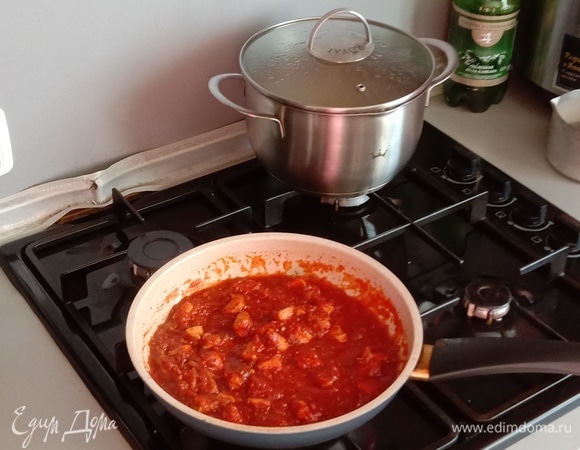 Здесь добавляем готовый соус к обжаренной индейке, закрываем сковороду крышкой и тушим на небольшом огне минут 15. Этого времени вполне достаточно, чтобы томаты избавились от своей кислоты и приобрели нужный нам сладковато-острый привкус.