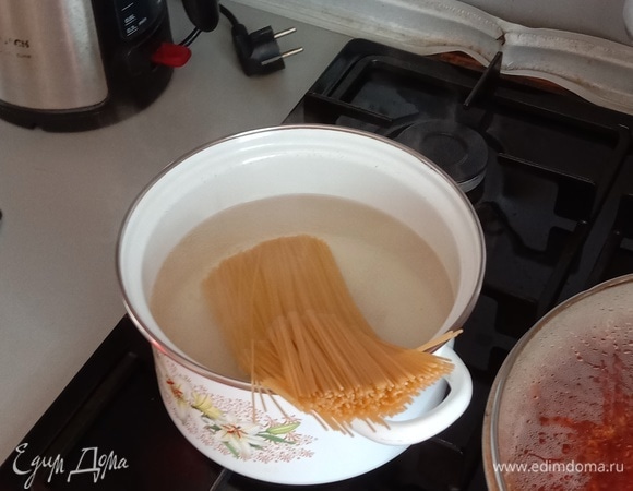 Готовим пасту до состояния альденте. Лучше взять пасту №1, проще говоря — единичку. Добавляем ее в кипящую подсоленную воду и варим не более 5–6 минут.