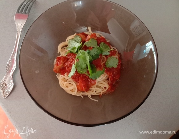 На финальном этапе выкладываем пасту в тарелку, добавляем небольшое количество соуса и украшаем ноткой кинзы. Приятного аппетита!