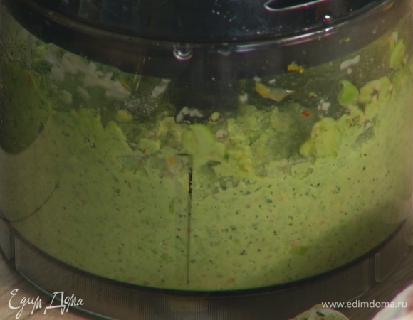 Зеленый горошек, миндаль, натертый пармезан и листья мяты выложить в чашу блендера, добавить сок и цедру лимона, слегка посолить, поперчить и измельчить все в однородную массу.