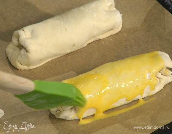 Противень застелить бумагой для выпечки, выложить трубочки и смазать по всей длине взбитыми желтками.