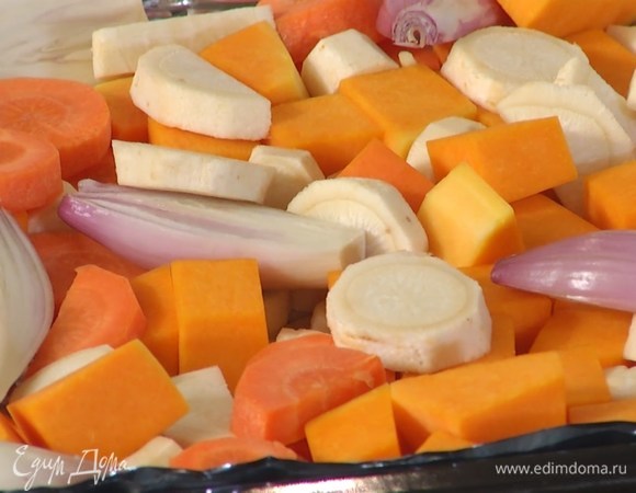 Все овощи почистить, тыкву нарезать небольшими кубиками, морковь кружками, корень пастернака полукружьями, лук шалот разрезать вдоль пополам.