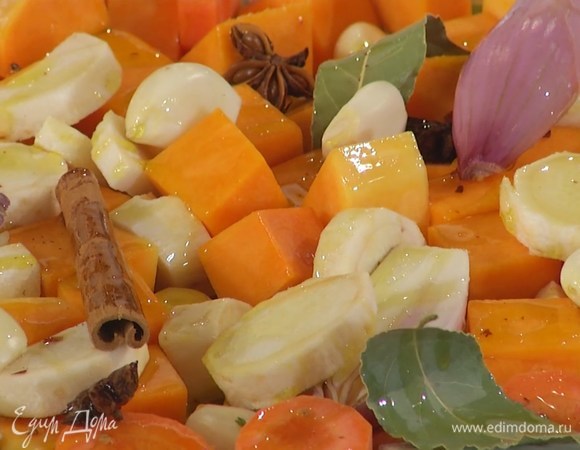 На противень, выстеленный двойным слоем фольги, выложить подготовленные овощи, добавить бадьян, корицу, гвоздику и лавровые листья, посыпать зернами кардамона, куркумой, раскрошенным пальцами пеперончино, полить 4 ст. ложками оливкового масла, посолить и все перемешать.