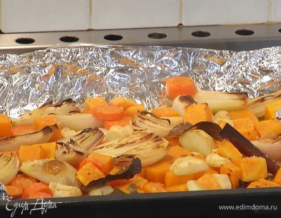 Запекать овощи под разогретым грилем 10‒15 минут, затем лавровые листья, гвоздику, корицу и бадьян удалить.