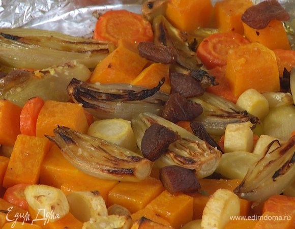 Курагу крупно порезать и выложить к запеченным овощам.