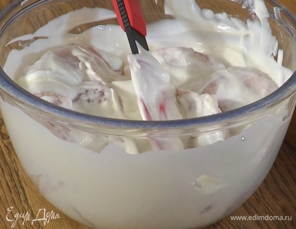 Кусочки курицы поместить в глубокую миску и залить йогуртом, все перемешать и дать постоять около 20 минут.