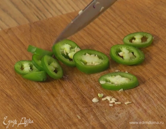 Халапеньо нарезать кольцами.