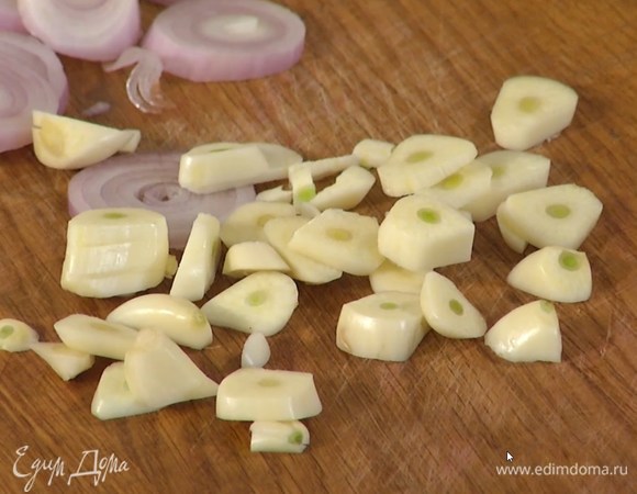 Лук-шалот и чеснок почистить, нарезать кружками и добавить в кастрюлю со специями, все перемешать и обжаривать пару минут на маленьком огне.