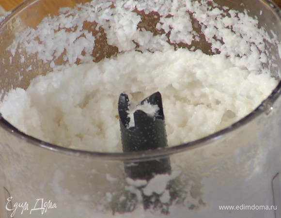 В чашу блендера всыпать кокосовую стружку, влить 2 ст. ложки воды и все взбить (если понадобится, добавить еще воды, чтобы получилась гладкая масса).