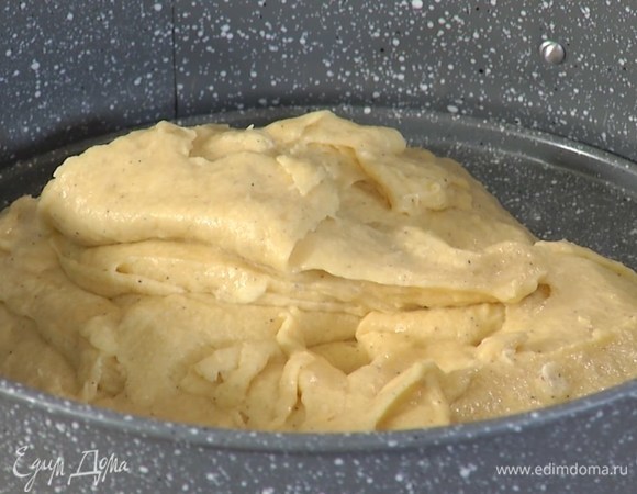 Приготовить тесто: в чашу комбайна выложить 125 г предварительно размягченного сливочного масла, всыпать белый и ванильный сахар, все взбить, затем, не выключая комбайна, по одному добавить яйца, муку с разрыхлителем и вымешать тесто.