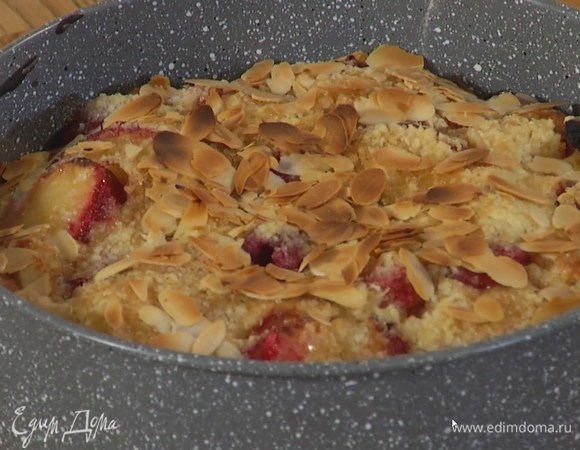 Выпекать пирог в разогретой духовке 45‒50 минут.