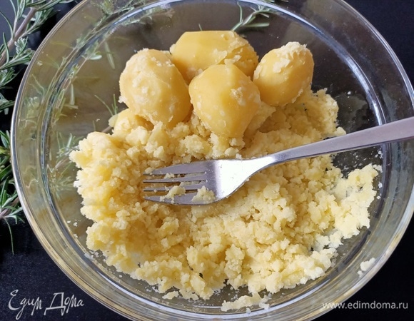 Картофель сварить, остудить и с помощью вилки размять.