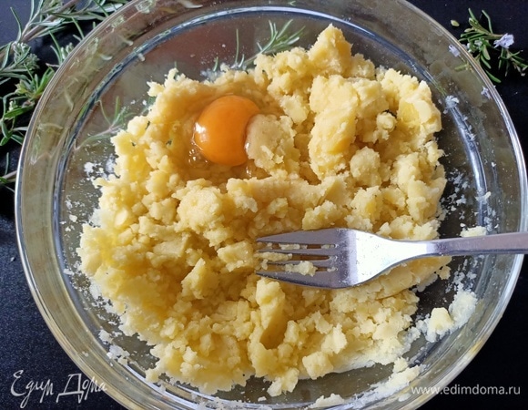 Добавить яйцо, соль, любимые приправы. Перемешать.