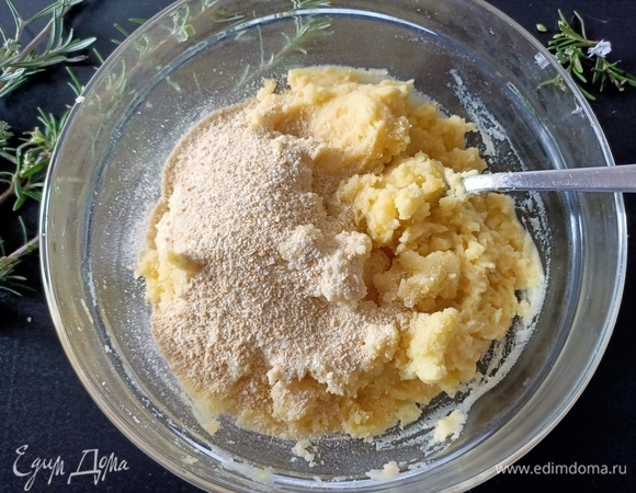 Добавить 2–3 ст. л. панировочных сухарей. Перемешать.