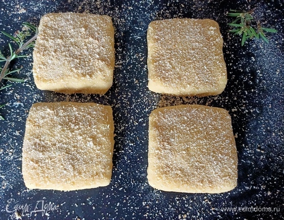 Основу с сыром и ветчиной накрыть, посыпать панировочными сухарями.