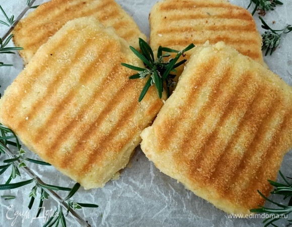 Обжарить на сковороде-гриль по 5–6 минут с каждой стороны, до золотистого цвета. Украсить розмарином. Приятного аппетита!