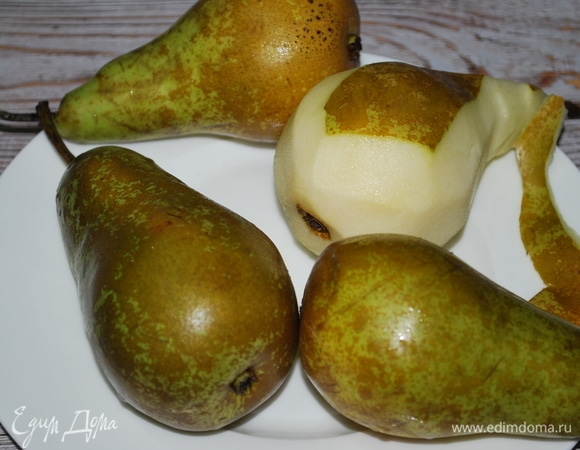 Груши «Конференция» очистите от кожуры.