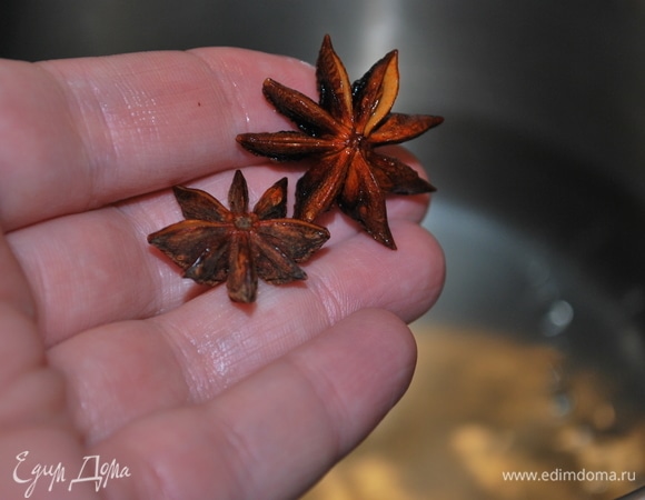 В воду добавьте сахар, бадьян и доведите все до кипения.