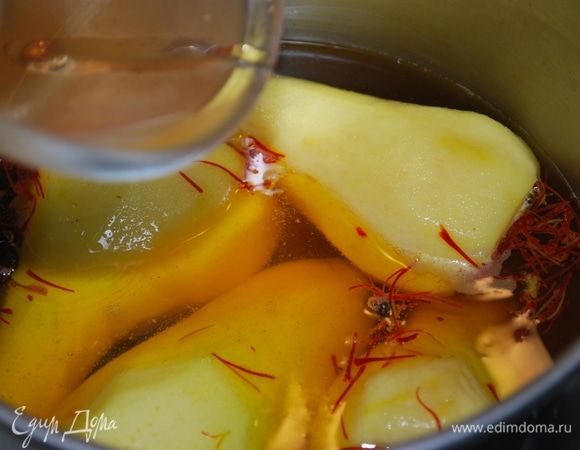 Груши проварите в сиропе 5 минут на медленном огне. Добавьте грушевый ликер и еще варите 4–5 минут на медленном огне.