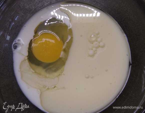 В миску разбейте яйцо, добавьте молоко, сахар, соль, масло, муку. Хорошо все перемешайте, затем влейте кипяток. Еще раз все тщательно перемешайте. Смесь для блинов готова.