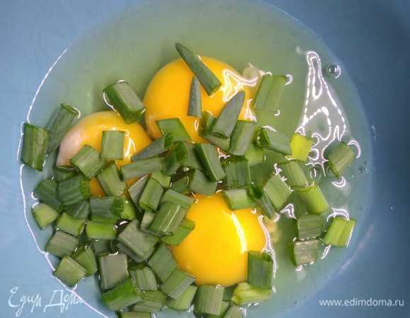 В другой миске взбейте яйца с солью и перцем. Добавьте зеленый лук.