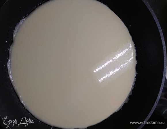 Влейте на сковороду треть смеси теста (примерно половину поварешки). Убавьте огонь до среднего.