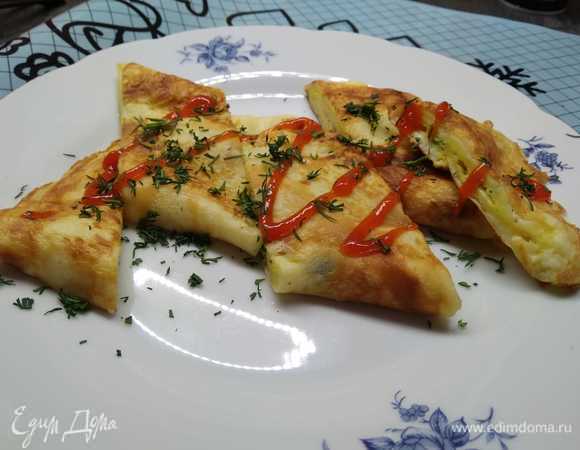 Выложите готовое блюдо на тарелку, нарежьте произвольно, полейте любимым соусом (прекрасно подходят соусы шрирача или пад тай) и посыпьте свежей зеленью. Закончите приготовление еще двух порций. Приятного аппетита!