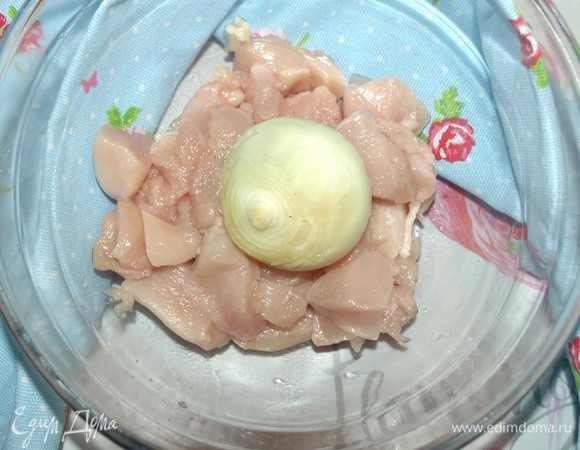 Измельчаем куриное филе с луком. Добавляем соль и перец по вкусу. Хорошо перемешиваем.