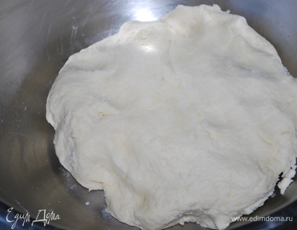 Сделайте тесто из растопленного сливочного масло, яиц (один желток оставьте, чтобы смазать тесто перед выпечкой), сахара, соли, разрыхлителя, сметаны и муки. Муки может понадобиться больше или меньше, регулируйте ее количество сами. Тесто не должно быть слишком тугим, оно должно быть мягким, при этом не должно прилипать к рукам.