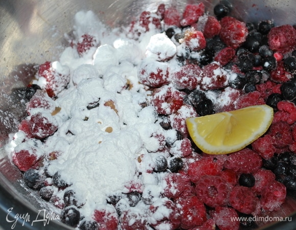В малину и чернику добавьте кукурузный крахмал и лимонный сок.
