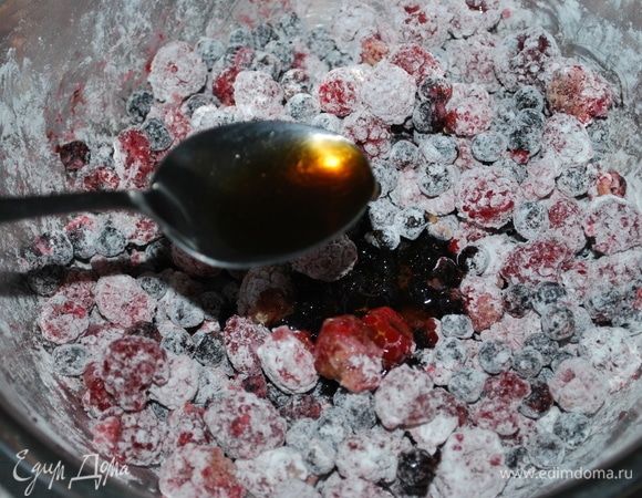 Перемешайте ягоды с крахмалом и добавьте чайную ложку ванильного сиропа.