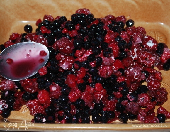 Выложите ягоды в форму, где будете выпекать пирог.