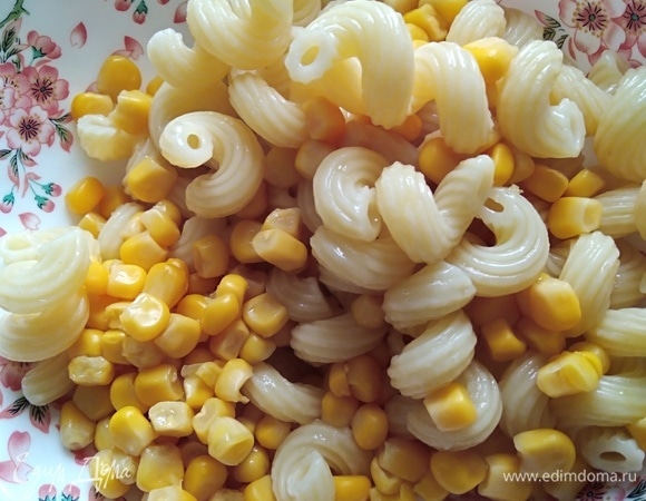Отварить любые макароны в подсоленной воде до готовности. Можно использовать остатки макарон, которые уже никто не ест. Перемешать их с кукурузой. Добавить соус и соединить вместе.