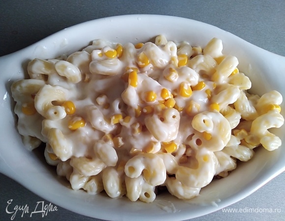 Переложить все в форму поверх рыбы.