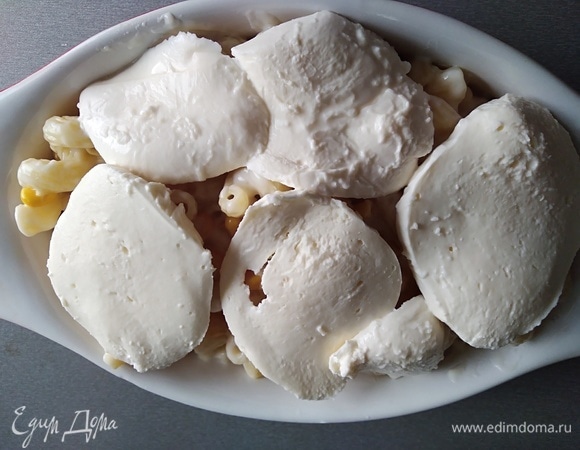 Моцареллу нарезать пластинами и разложить сверху. Духовку разогреть до 200°C. Запекать 20 минут до золотистого цвета.