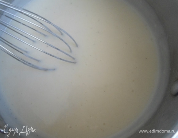 Влить молоко, постоянно помешивая венчиком. Варить 3–5 минут до загустения. Посолить.