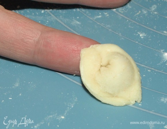 Лепим маленькие пельмени. Они должны получиться не больше фаланги пальца.