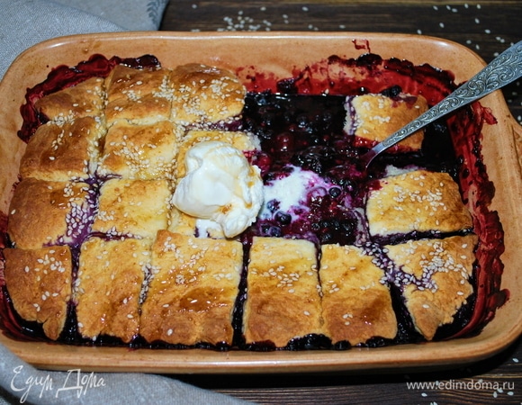 Вкусно пирог подавать с мороженым, приятного аппетита.