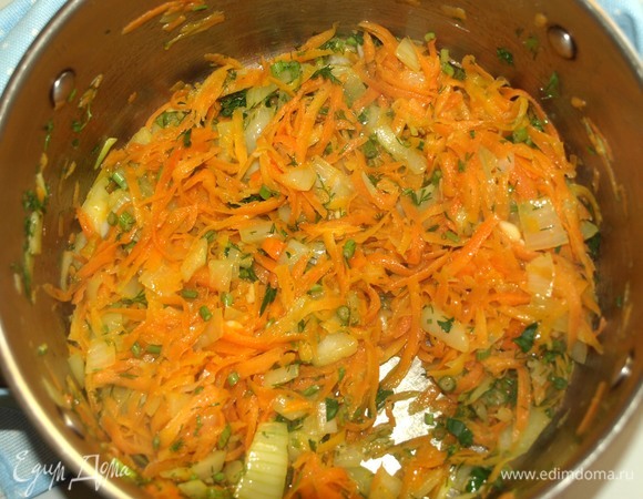 Готовим суп на 3 порции. Морковь, лук, чеснок очистить. Морковь натереть на крупной терке, лук нашинковать на свой вкус, чеснок порубить. Разогреваем в кастрюле растительное и сливочное масло. Добавляем овощи, томим до мягкости моркови, примерно 10 минут. Изредка перемешиваем. Добавляем рубленую зелень, соль, перец. Томим 1 минуту.