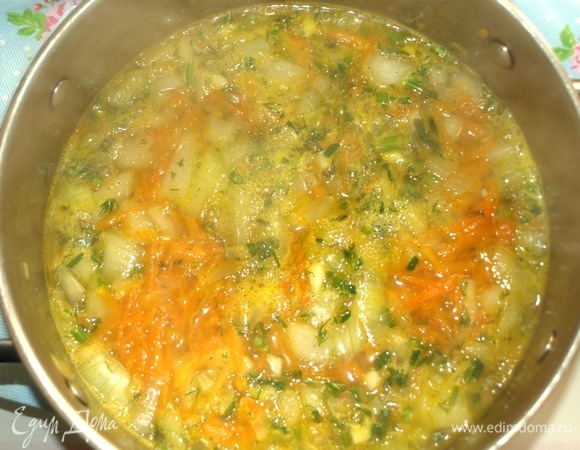 Добавляем воду. Доводим на среднем огне до кипения.