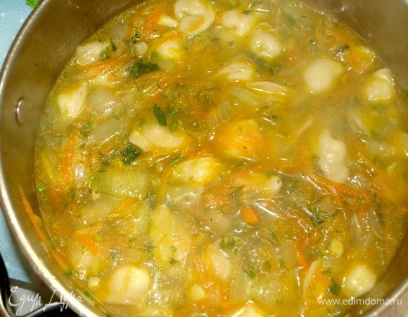 Добавляем пельмени и варим до готовности пельменей. Добавляем лавровый лист.