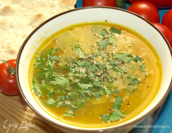 Суп подаем горячим. Уже порционно в тарелку добавляем зелень по вкусу, свежемолотый черный перец.