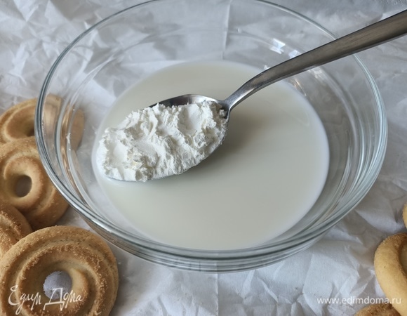 В молоко добавить кукурузный крахмал, хорошо размешать.