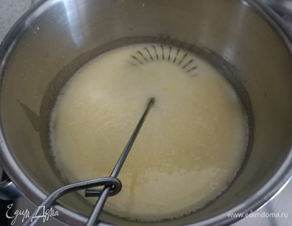 В кастрюле с толстым дном растопить сливочное масло, добавить молоко, сахар, ванилин. Варить при постоянном помешивании в течение 5 минут после закипания. Охладить.