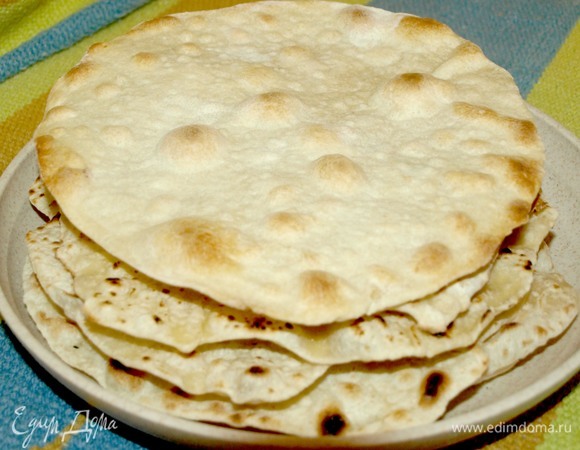 Если осталось немного теста, то можно к супу приготовить лепешки. Тесто тонко раскатать и приготовить на сухой раскаленной сковороде.