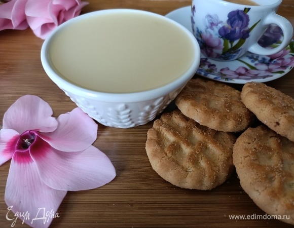 Сгущенное молоко получается приятного кремового цвета, в меру густым и почти не отличается от покупного.