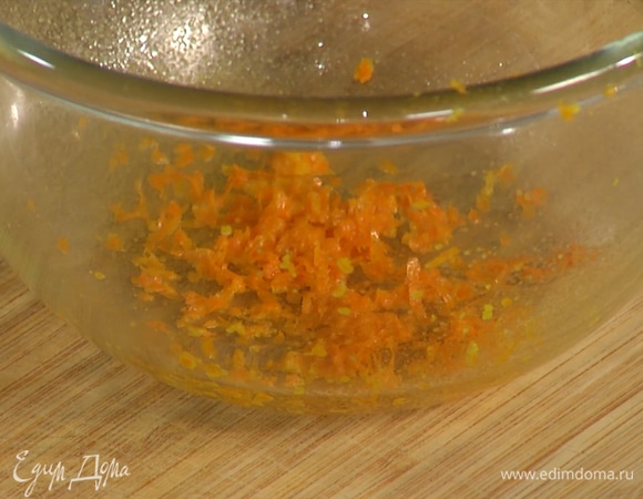 Цедру апельсина натереть на мелкой терке, должна получиться 1/2 ч. ложки.