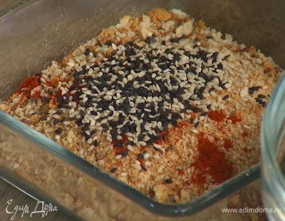 В панировочные сухари добавить 1/4 ч. ложки паприки и кунжут, все перемешать.